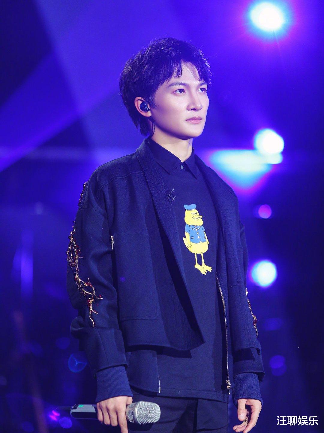 「周深」《歌手2020》总决赛，周深首轮淘汰，帮唱从第一句就开始“劝退”