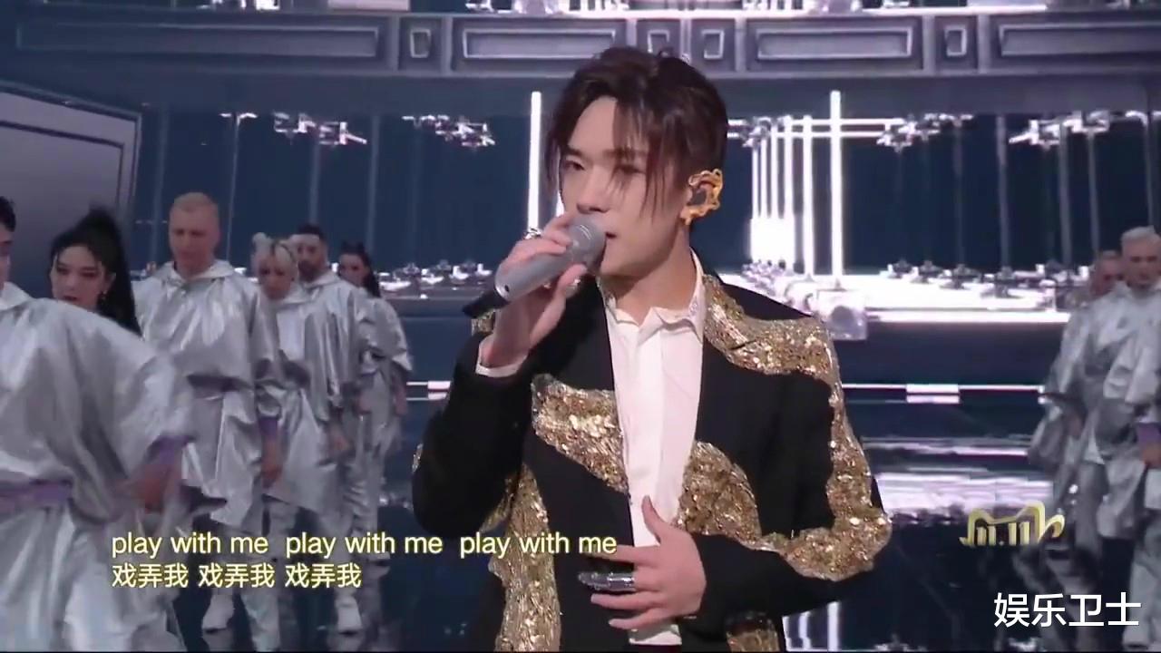 易烊千玺|双十一狂欢夜举办，易烊千玺唱歌翻车被吐槽难听，张艺兴飞起来了超炫酷