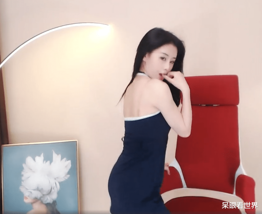 女主播▲虎牙女主播惨遭封号！跳舞时往自己身上倒饮料，超管都看不下去了