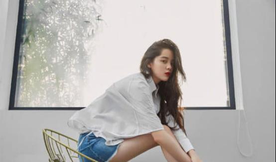 我独坐小窗一盏清茶 叫爸爸而已,欧阳娜娜人设早崩完了,可茶艺表演还是骗到了所有人