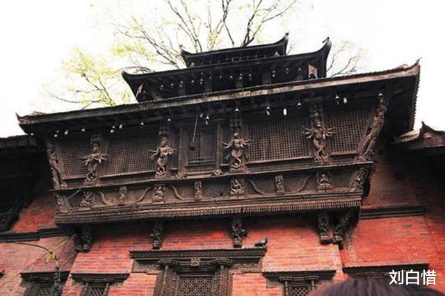 女孩|尼泊尔\活女神\：双脚不能触地，无完整童年，退休后月发3000卢比