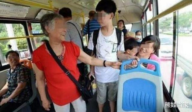 熊娃当家|小学生给老人让座，书包放座位上忘拿了，却被老人一把扔地上