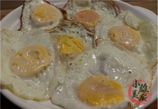 『鸡蛋』才知道，煎鸡蛋第一步不是放油，饭店厨娘的做法，鲜嫩又爽滑