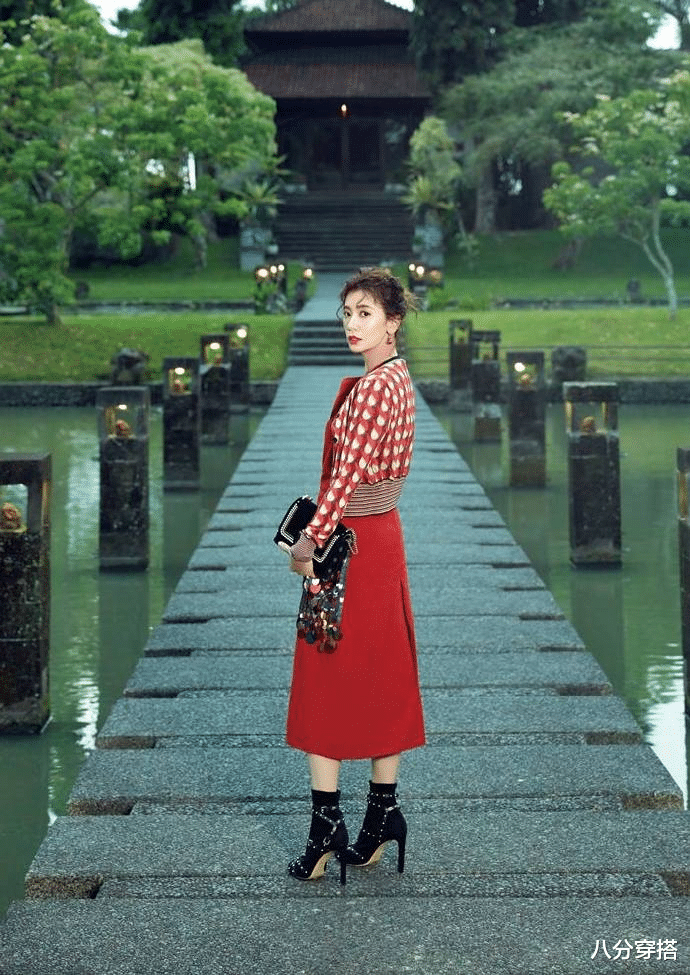 #雪纺#贾静雯气质太端庄！身穿雪纺上衣搭配半身裙优雅高贵，韵味十足