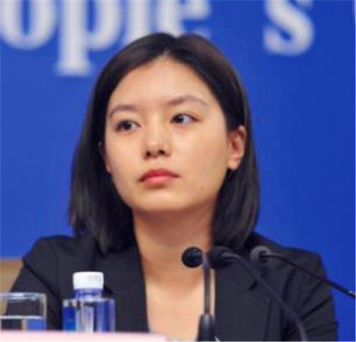 #亲爱的翻译官#她是中国最冷艳的翻译官,不露笑容神似赵薇,生活照反差太大