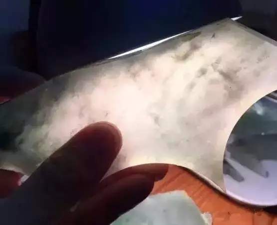 翡翠▲同样是300万切的石头，一刀下去，几家欢喜几家愁！