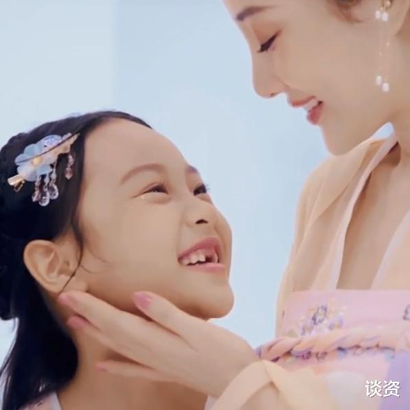 李易峰|李小璐与女儿床上打架，母女互踢扭成一团，卡通睡衣少女范十足