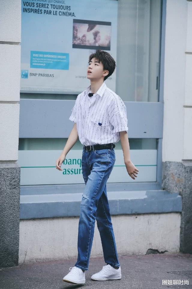 『王俊凯』王俊凯朋克印花铆钉皮衣,市场总裁乐队摇滚张力穿搭,超A超slay