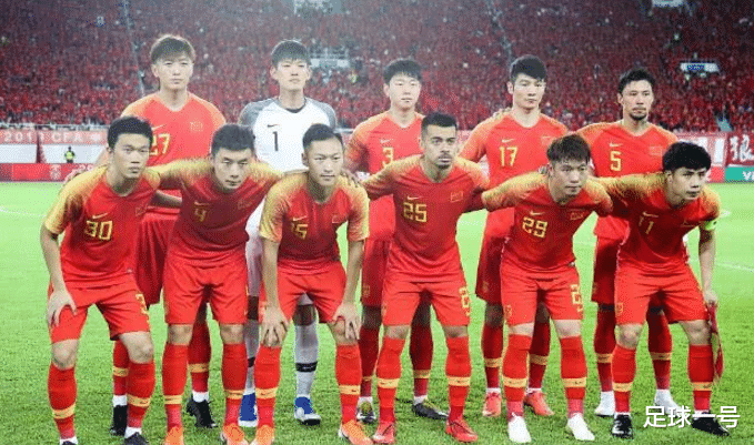 「国足」世预赛两轮不胜的国足再遭重创！李铁束手无策，12强赛都难了