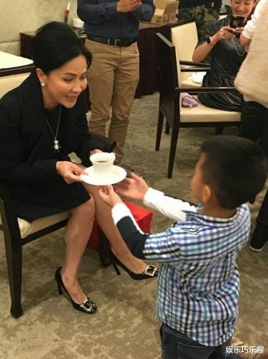 李沁|2015年，刘嘉玲大摆宴席正式认胡军儿子为干儿子，过户房产给康康