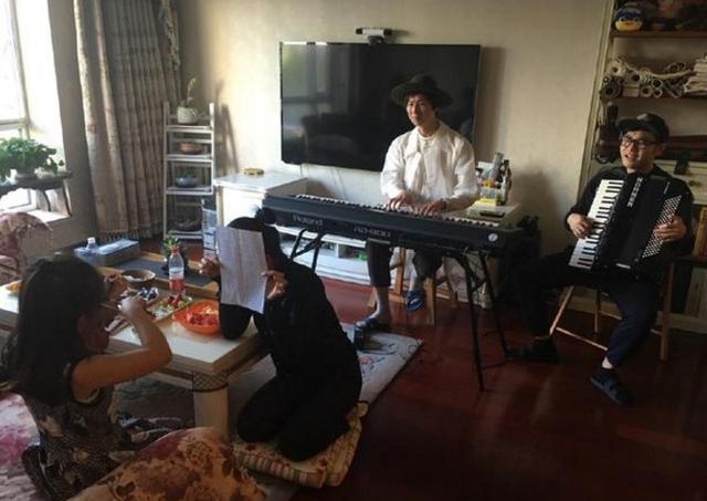 带你看看王铮亮的家，他是名副其实的音乐人，家里简直是个音乐厅