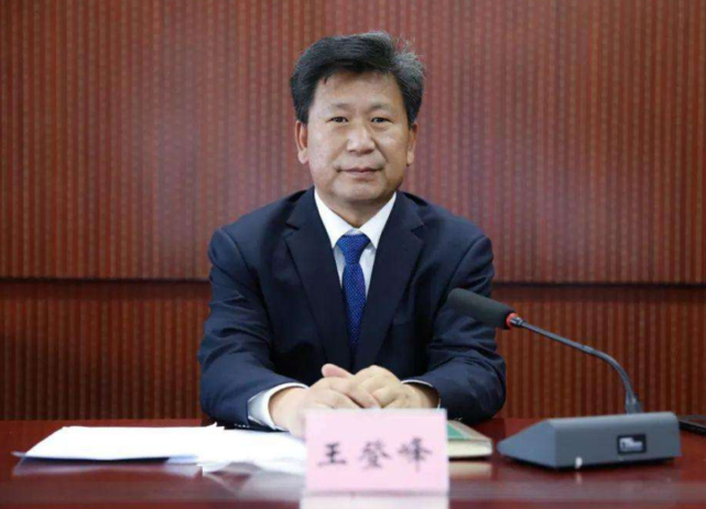 「教育部」戴口罩上课让师生叫苦不迭，何时才能摘口罩？教育部给出明确回复