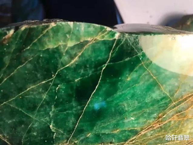 文玩|玩翡翠多年的你，肯定还不知道翡翠的裂纹还能影响原石的绿吧？