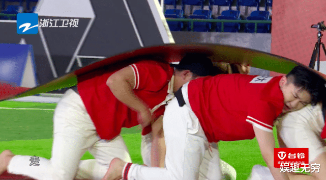 张大大|张大大玩游戏装虚弱，还对宋祖儿黄龄乱动手，跑男导演都很无语了