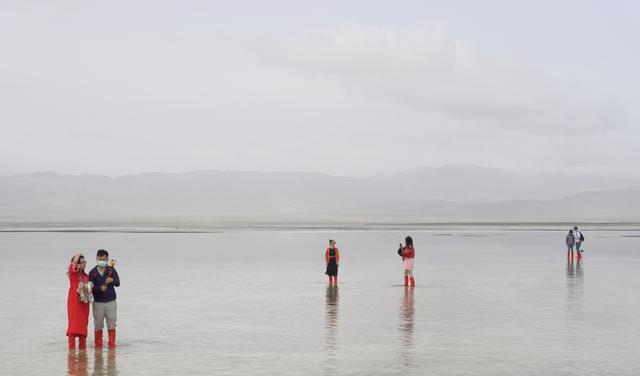 茶卡盐湖：天空之镜的茶卡盐湖，遇到一个阴天，那会是什么样的感觉？