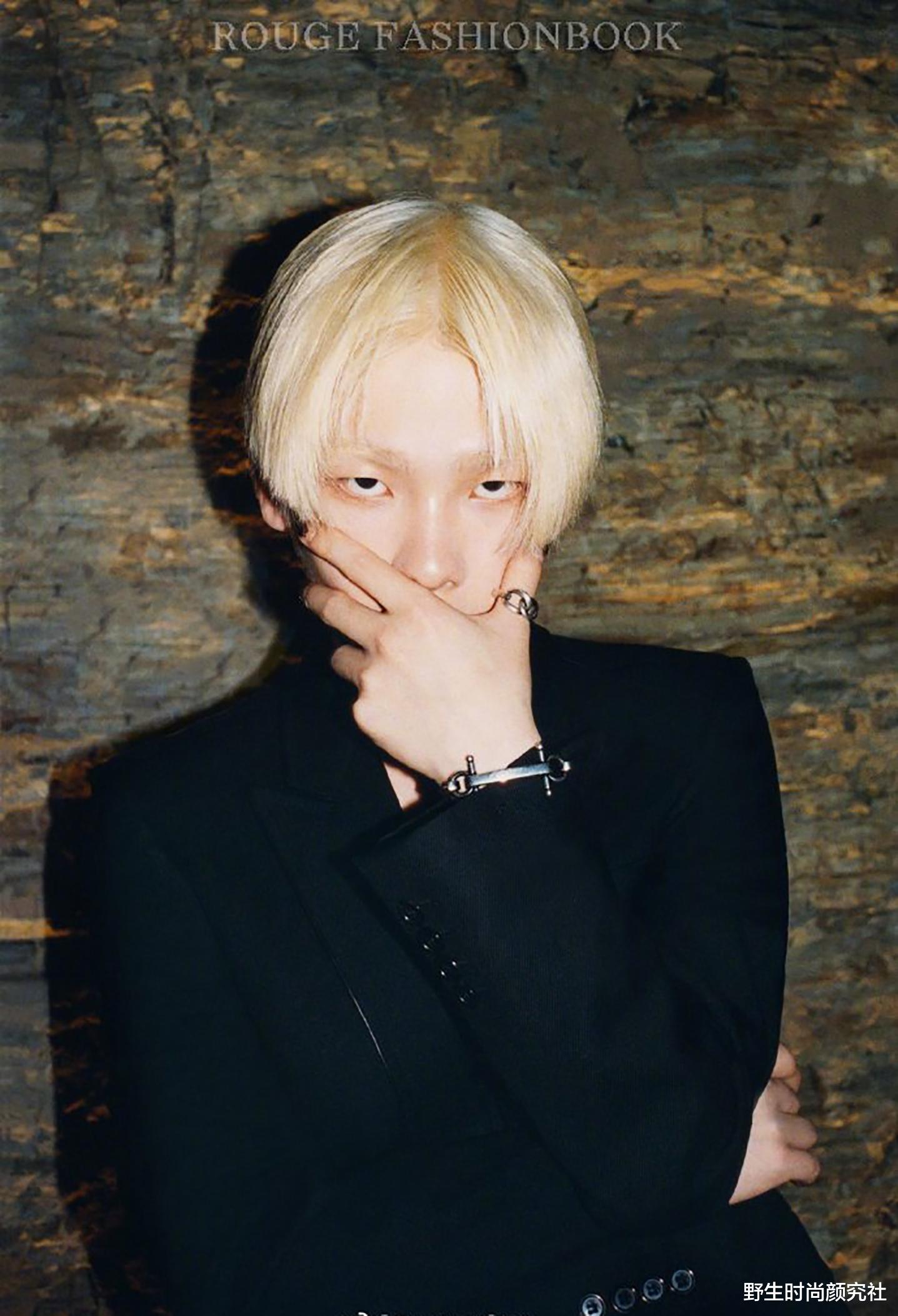 周震南|周震南彻底长“残”了，瞪眼拍照像翻白眼，金发配黑色眼线显油腻