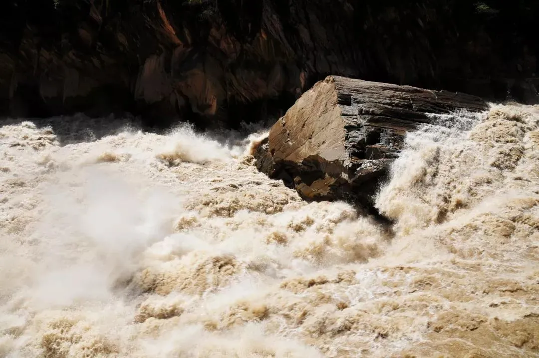 虎跳峡|虎跳峡现超级山洪惊涛骇浪,光看图片腿就软了……