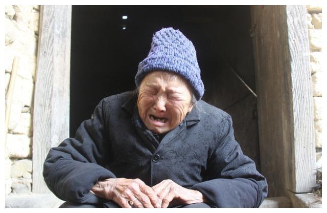 二胎@拒养弟弟，父母将儿子告上法庭，网友说：弟弟变成“儿子”