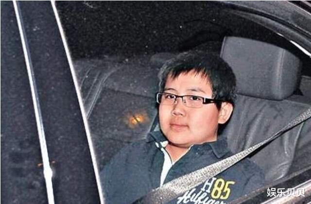 赌王|赌王四太长子首曝光！一头短发脸蛋胖乎乎，像极了生母梁安琪