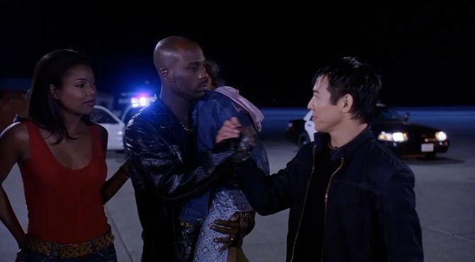 成龙|成龙进好莱坞用了上百个动作，李连杰却只用了1个，一跳定乾坤