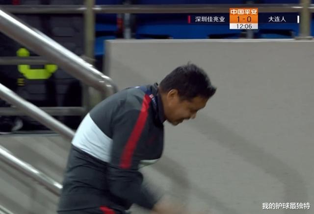 科曼|大连人门将低级失误！郜林笑纳大礼：深足全队狂欢 主帅表情亮了