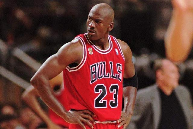 迈克尔·乔丹▲乔丹纪录片热播，詹姆斯却上热搜？到底谁才是NBA历史第一？