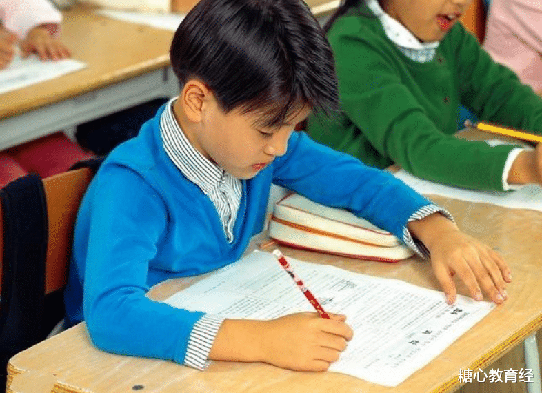 考试|学生名字有103笔，在监考老师面前当场急哭，网友：父母长点心吧