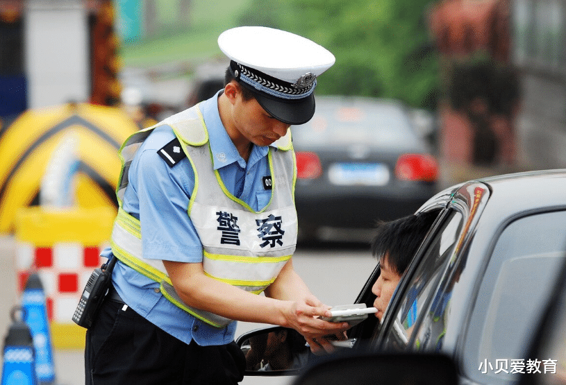 政审|父母是老赖,子女公务员考试政审被拒,“连坐”究竟公不公平?