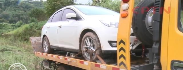 铲车|葫芦娃救爷爷？轿车陷进泥沼 喊来多辆救援车却全部沦陷！