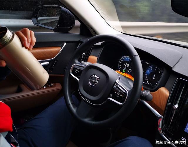 「宝马7系」32万买到沃尔沃S90,地下车库遇到宝马7系,沃车主从容地拿出茶杯