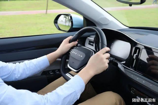 「宝骏」只花就7万提了一辆6座车，配10英寸大屏+双色车身，邻居都以为是进口车