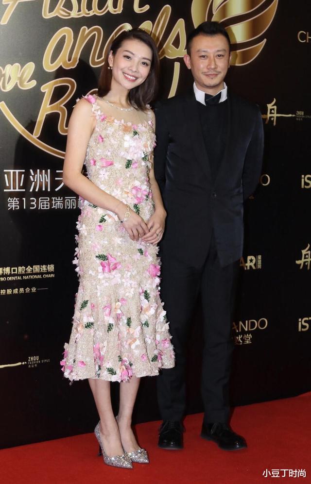 栗坤|栗坤也太美了吧！一袭“鲜花”连衣裙配齐肩短发，被笑容迷倒了