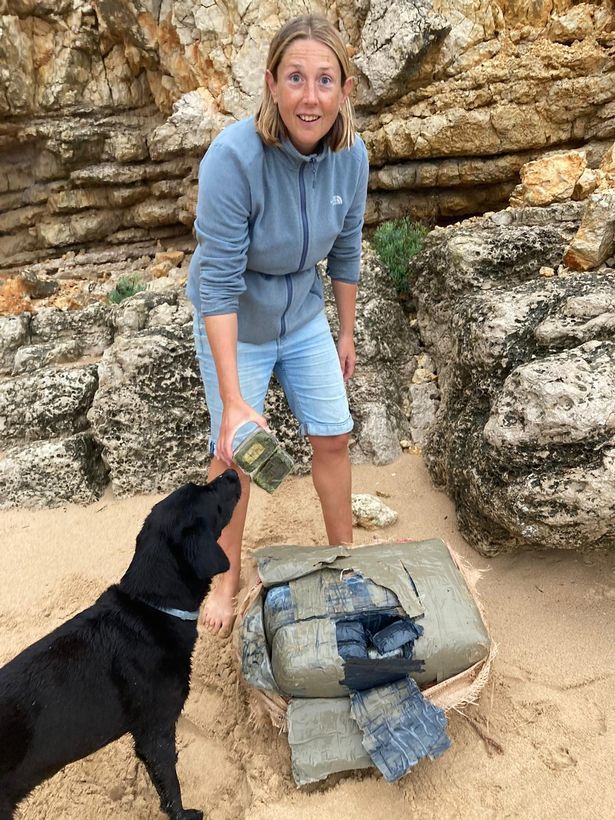 英國女子海邊遛狗，發現價值22萬英鎊的包裹，打開之後立馬報警-圖2