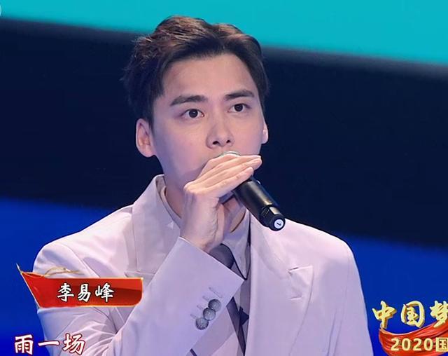 迪丽热巴|国庆晚会怼脸拍：唐嫣苹果肌抢镜，热巴脸变长，关晓彤状态最好