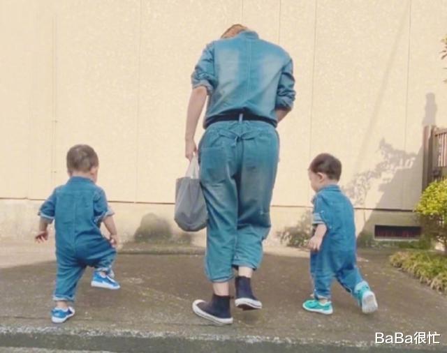 苍井空|苍井空穿亲子装带双胞胎儿子散步，小哥俩长太快，身高到妈妈腰部