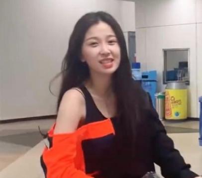 虞书欣：《青春有你》滤镜有多强大，当虞书欣离开镜头后，网友：判若两人