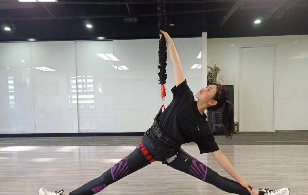 陈妍希|有种惊艳叫陈妍希,减肥后大秀“辣妈腿”,这颜值还配不上陈晓?