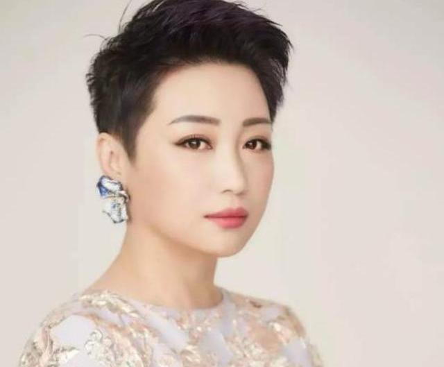 「短发」黄光裕老婆杜鹃才是商界时髦精，超短发烫水纹卷真减龄，气质惊艳