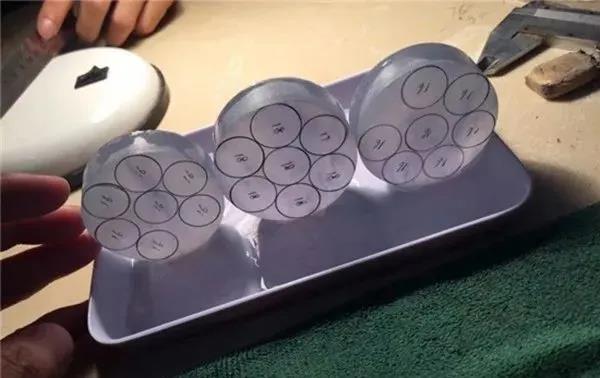 翡翠|4.8公斤翡翠原石似大灯泡，切出玻璃种片料被抢着定制！