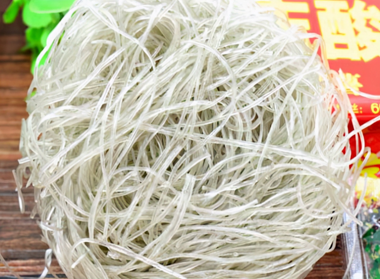 |麻辣烫最不压秤的“贵菜”被放在角落，鲜有人拿，老板都乐开了花
