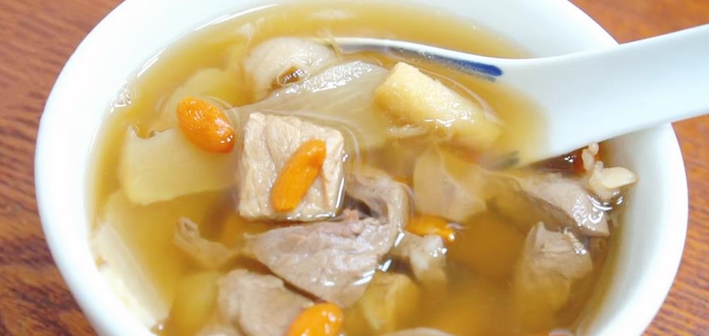 食材■天热心烦睡不好，常煲这汤来喝，食材做法都简单，清心安神睡得香