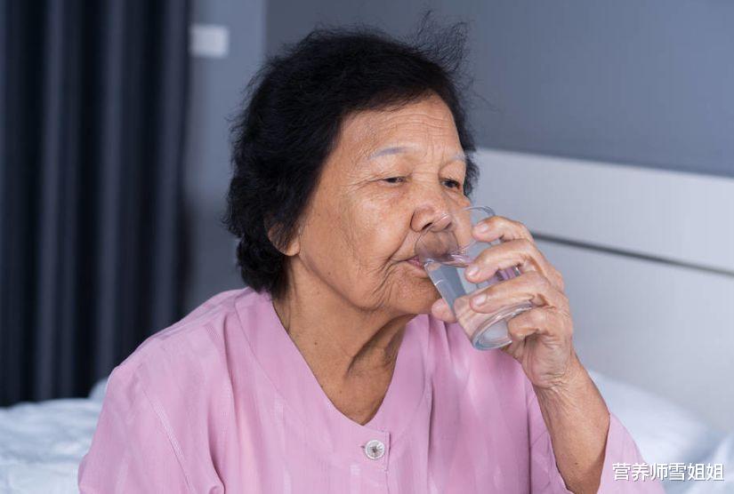 「熬夜」血液粘稠的人，喝好三杯水，谨记“四句话”，减少血栓，更健康