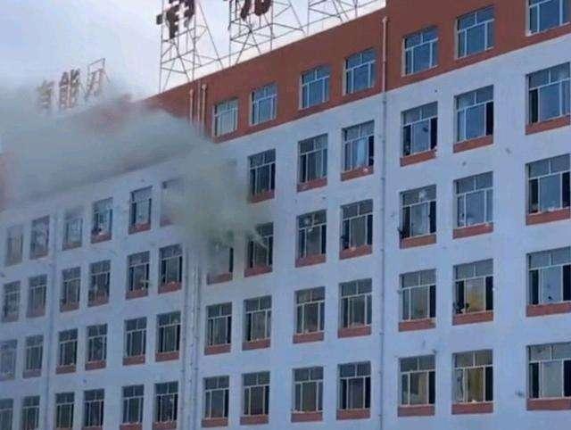 铜陵|学校倒闭，校长跑路，老师离开，学生没人管，校园一片狼藉