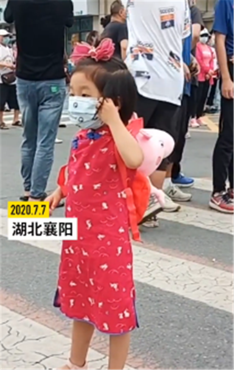 「」3岁萌娃身穿旗袍为姐姐送考，祝她旗开得胜，网友：太萌了！