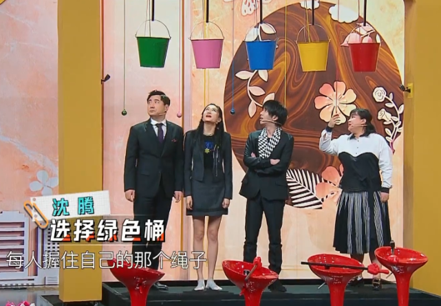 [关晓彤]王牌家族接受水桶惩罚时，其他三人都穿着鞋，唯独关晓彤不一样！