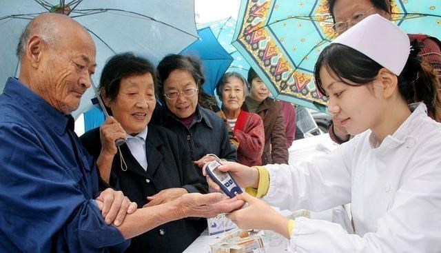 血糖|提醒:2种“升糖王”,再爱吃也别碰,否则打再多胰岛素也没用