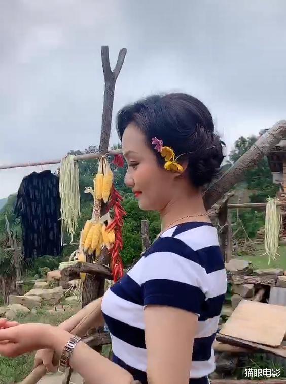 乘风破浪的姐姐▲52岁女演员回农村种地?扛锄头拿背篓变村花,路遇小伙连抛媚眼