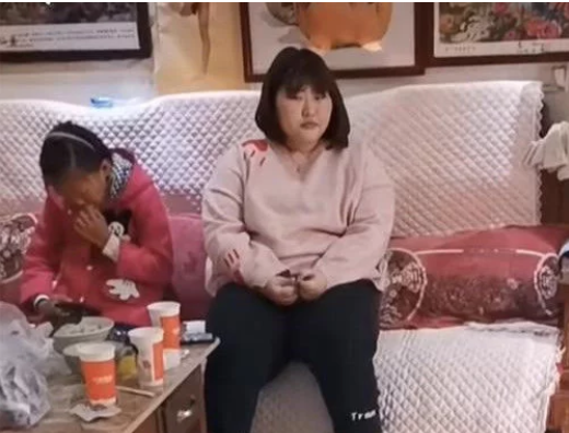 朱雪梅|丑照事态再升级，大衣哥女儿哭到眼睛红肿，并放狠话了