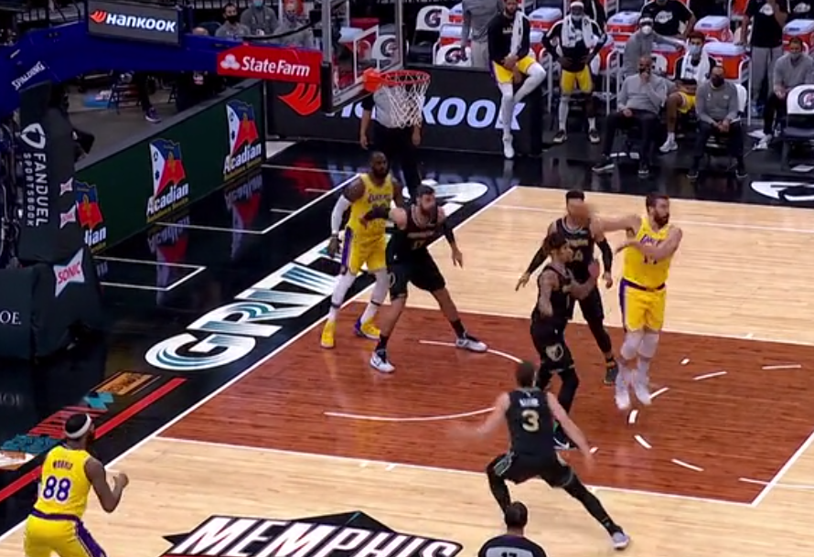 湖人队|湖人登榜首，一大王牌却难开心，末节又被弃用，决胜时刻不受重用