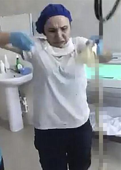 医生|女子树下睡觉醒来感觉身体不适，结果医生从她体内取出一条蛇